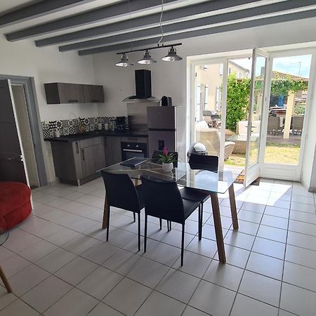 Gites De 2 A 11 Personnes Au Domaine D'Usson Echebrune Extérieur photo