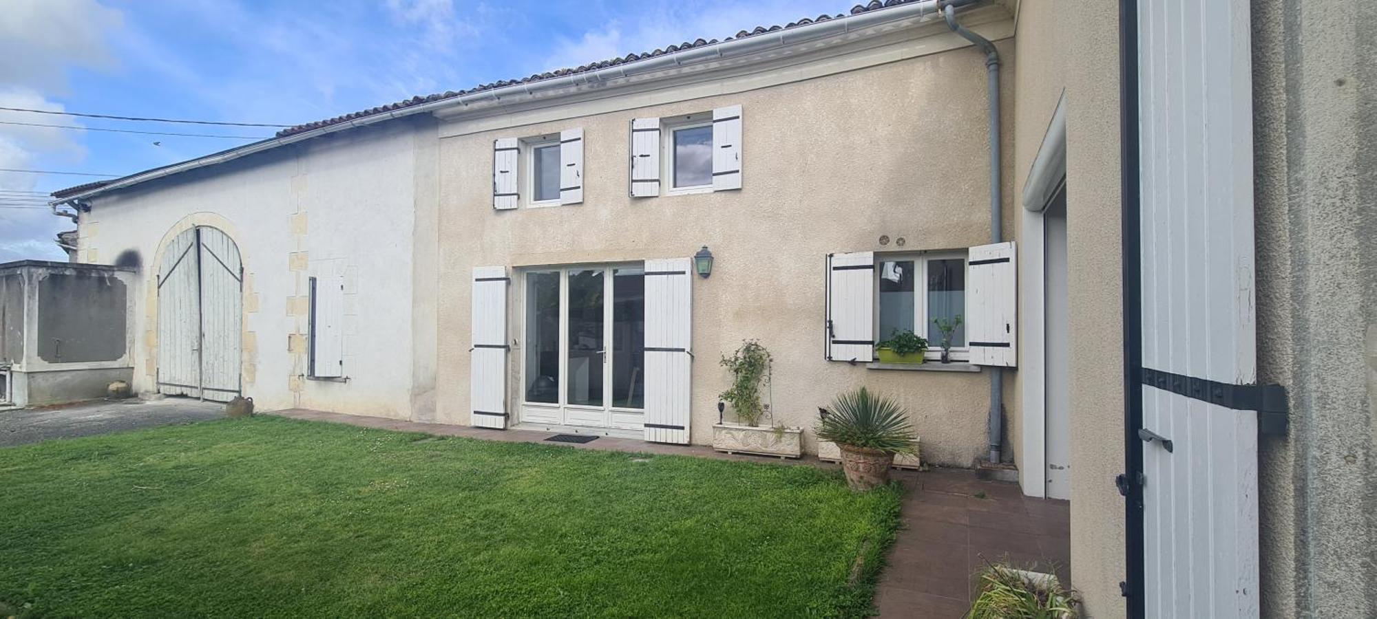 Gites De 2 A 11 Personnes Au Domaine D'Usson Echebrune Extérieur photo